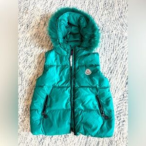 Moncler children’s puffer vest in green size 10